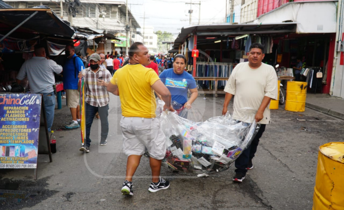 Varios emprendedores trataron de rescatar su mercadería de las llamas. 