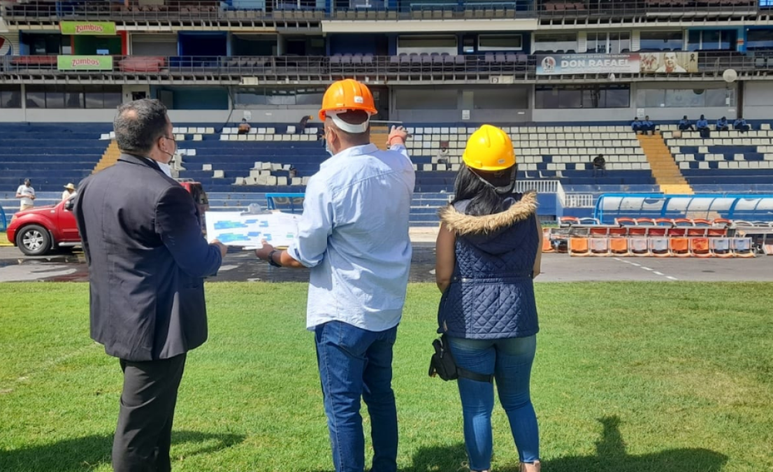 Miembros de la Comisión de Traspaso inspeccionando el estadio antes de comenzar su remodelación.