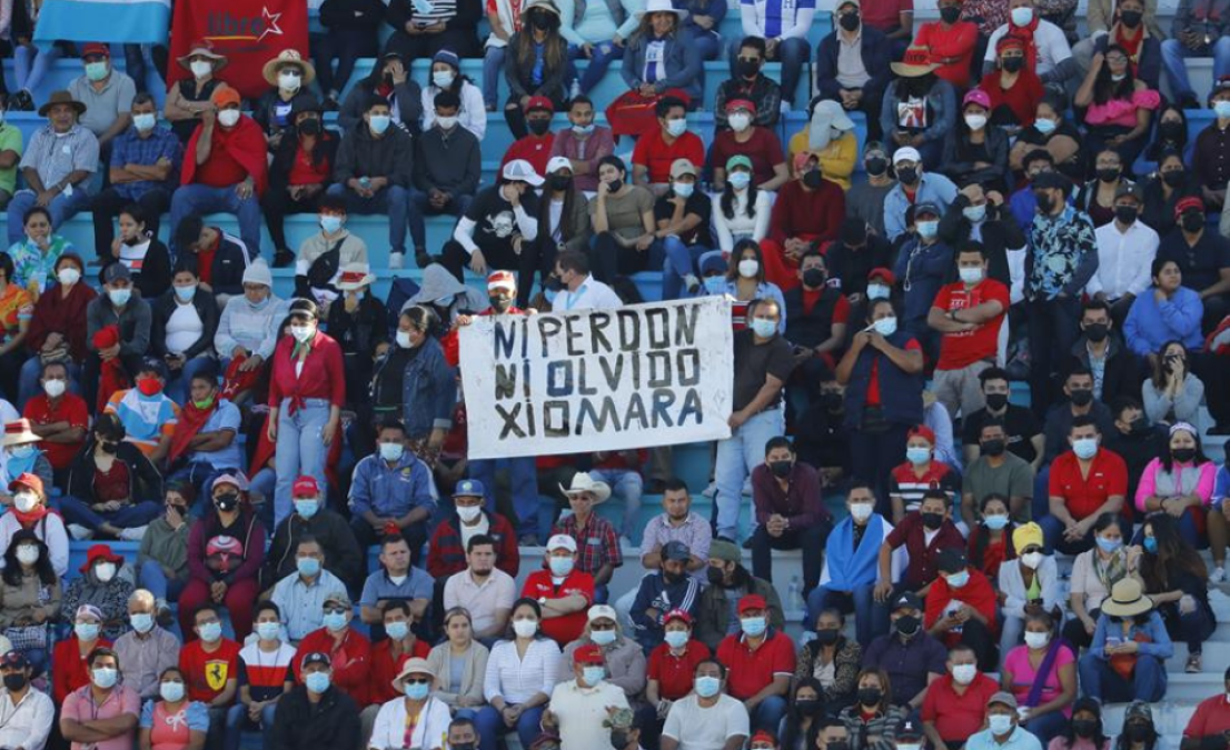 Ciudadanos asistieron con carteles en mano.