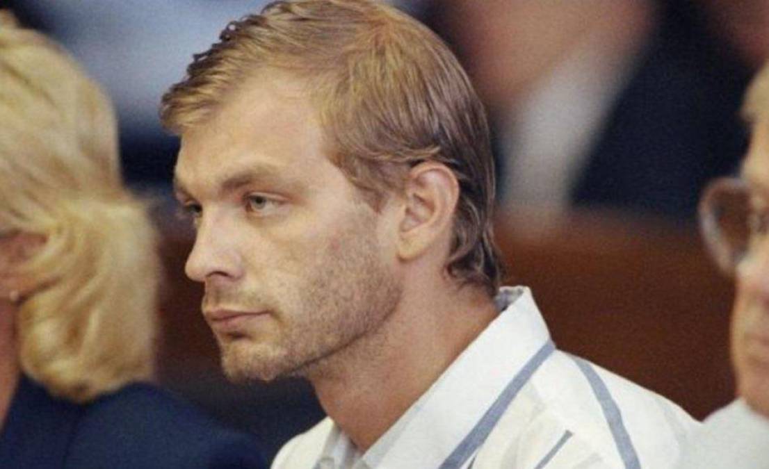 Dahmer fue condenado a 15 cadenas perpetuas consecutivas tras ser declarado culpable de 15 asesinatos, una pena equivalente a 941 años. Estuvo recluido en el Centro Correccional de Columbia en Wisconsin, donde cumplió tres años y cuatro meses de prisión antes de ser asesinado.