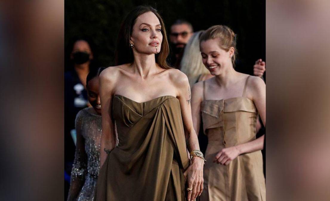 Fue en el estreno de Eternals que la joven llegó junto a su madre Angelina Jolie, portando un elegante vestido largo de tono beige, quedando muy parecida a la actriz de Hollywood.