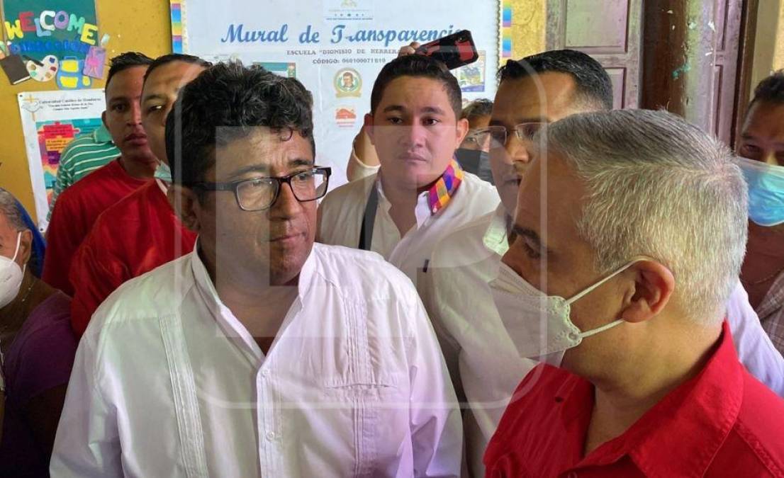 Algunos candidatos a cargos de elección popular como el alcalde de Choluteca, Quintín Soriano y el candidato a diputado Ernésto Lezama del Partido Liberal (PL), asistieron a votar sin el uso de la mascarilla.