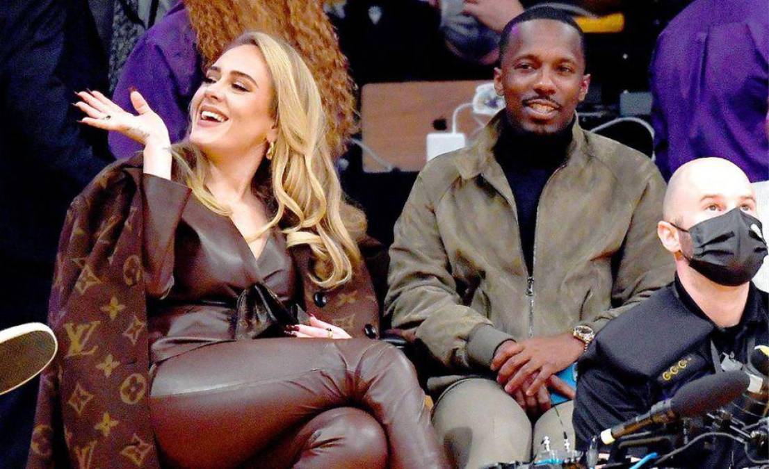 Los fanáticos con ojos de águila están convencidos de que Adele reveló accidentalmente que ella y su novio, Rich Paul, se casaron en secreto.