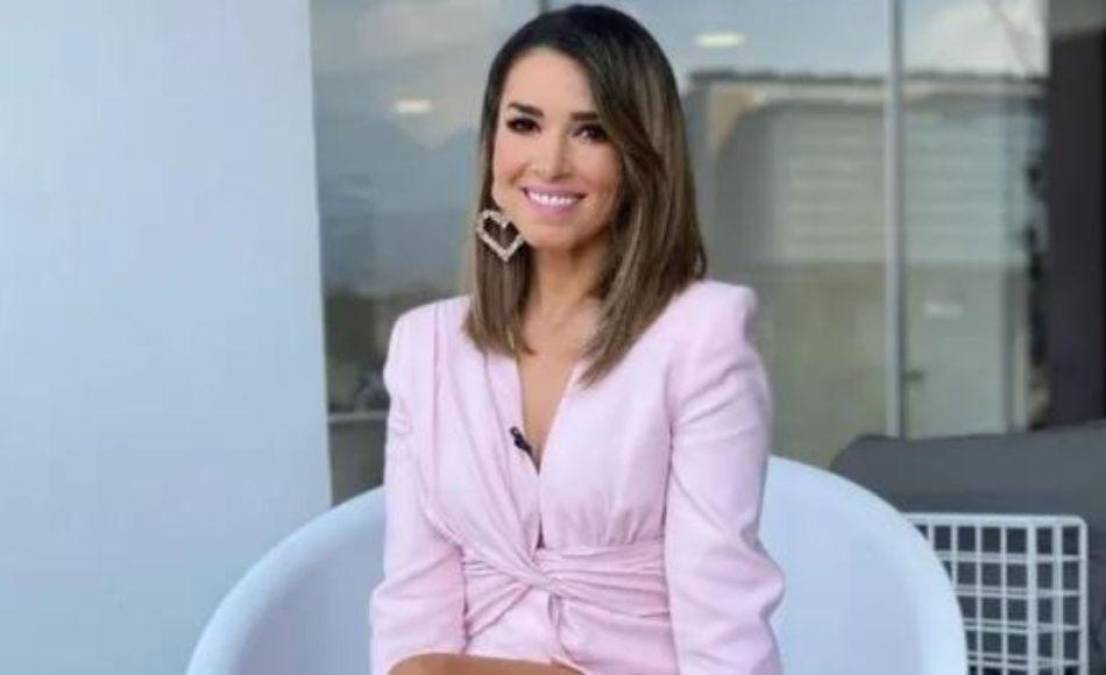 La conductora de Venga la Alegría, Laura G, es la elegida para suplir el lugar de Yahir en La Academia, a pesar de que todo indicaba que sería Vanessa Claudio, se reveló que tampoco estará presente en el programa, debido a compromisos comerciales. 