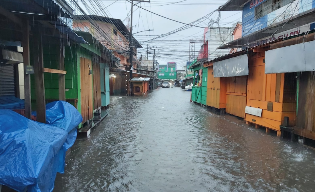 Las principales calles de La Ceiba permanecen repletas de agua tras las fuertes lluvias en ese sector.