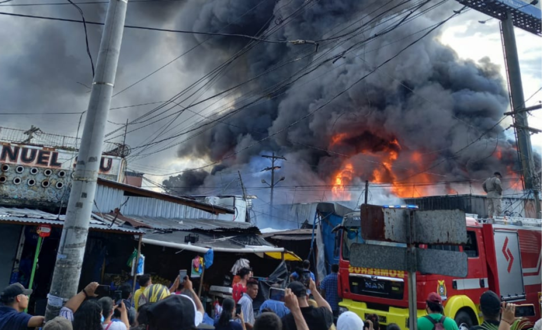 Un pavoroso incendio se registró la tarde de este lunes en el centro de San Pedro Sula.