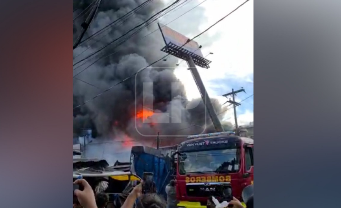 Bomberos tratando de sofocar las llamas.