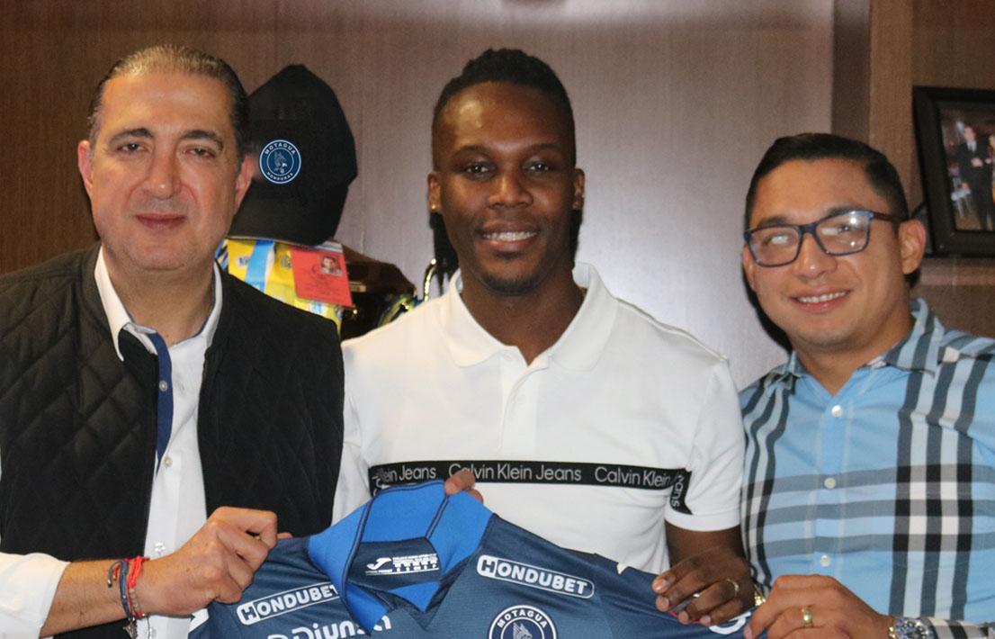 Rubilio Castilllo fue presentado por Pedro Atala y Emilio Izaguirre.