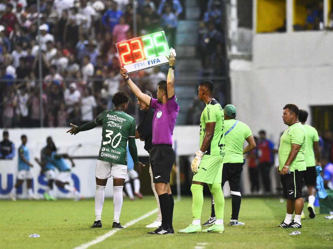 Momento del ingreso del portero Luis Ortiz en lugar de su compañero Samudio.