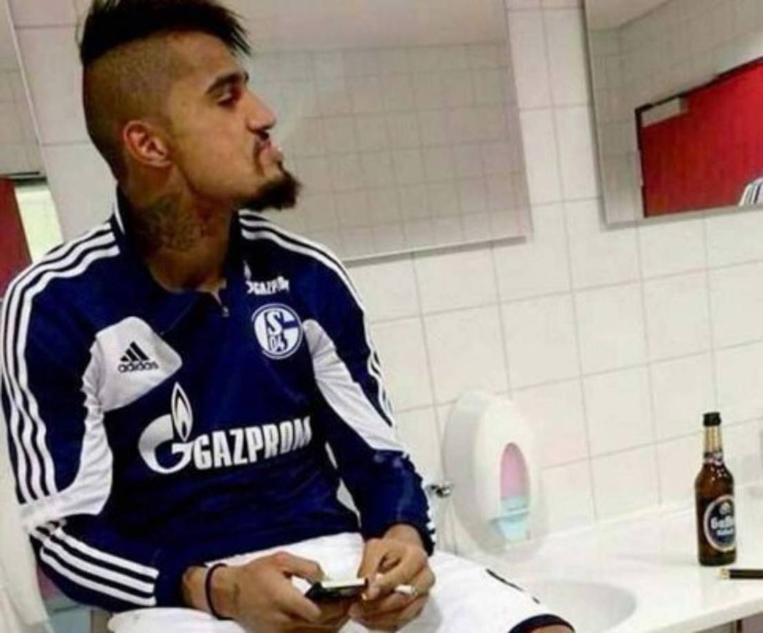 Una de las imágenes que más han perseguido a Boateng es la del 2014 cuando fue fotografiado en un control antidoping con el Schalke 04 tomando una cerveza y fumando un cigarrillo. El director deportivo del Schalke salió rápido al paso para defender al futbolista. 'Le hemos dado la cerveza a propóstio para que orine inmediatamente y pueda pasar el control'