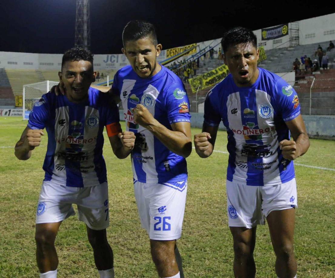 Los futbolistas celebraron con fervor el tanto que les permite dar un respiro tras los malos resultados en la liga. 