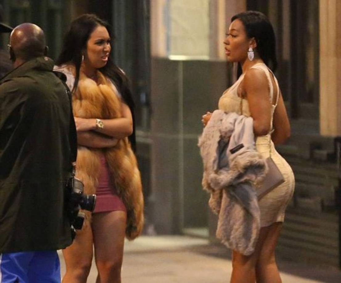 Dos damas esperando a Bolt en una de las calles de Inglaterra. Foto The Sun y Daily Mail.