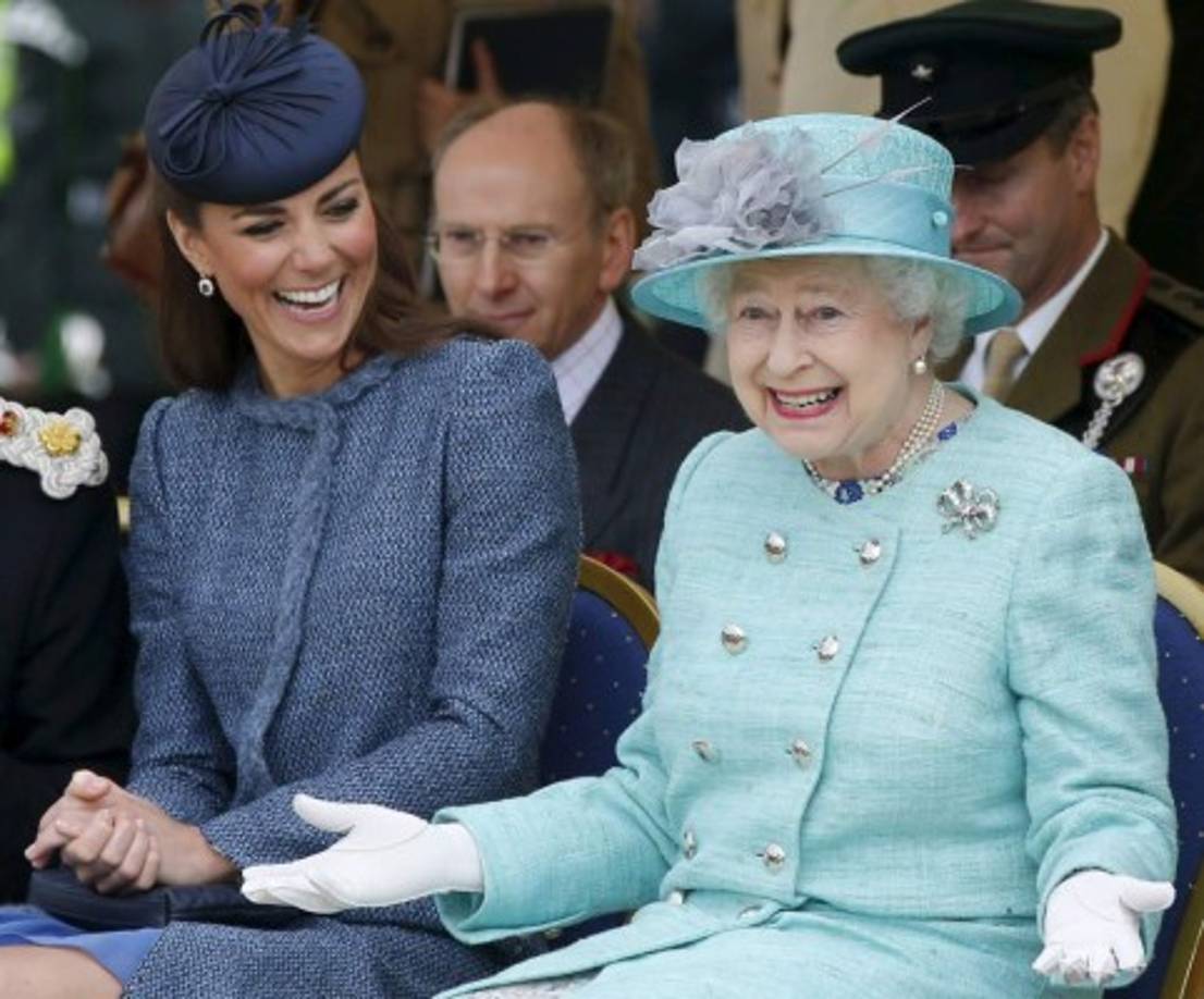 Kate Middleton junto a la Reina Isabel II.