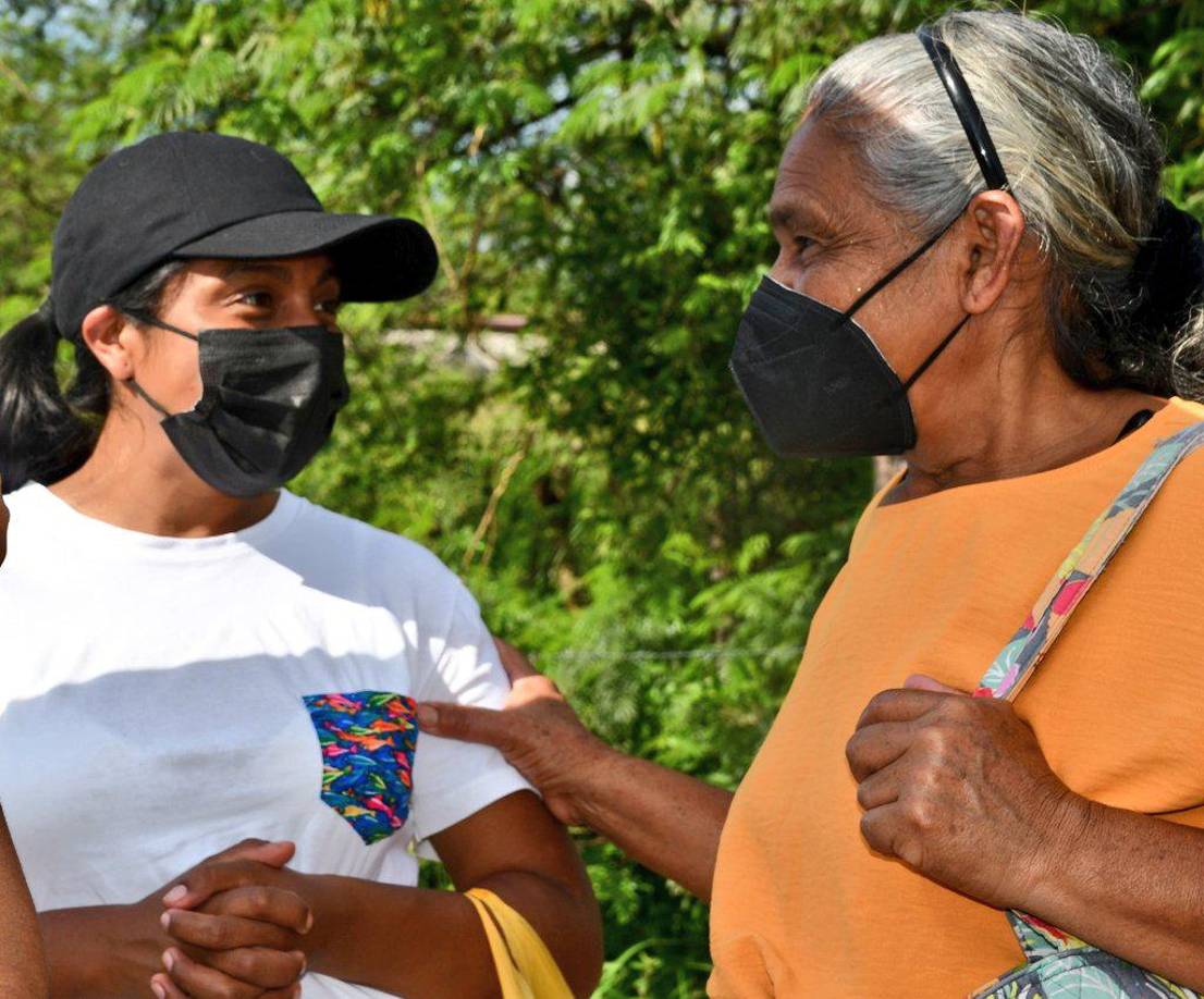Los padres de familia llegaron a la Academia de Policía para despedir a sus hijos.