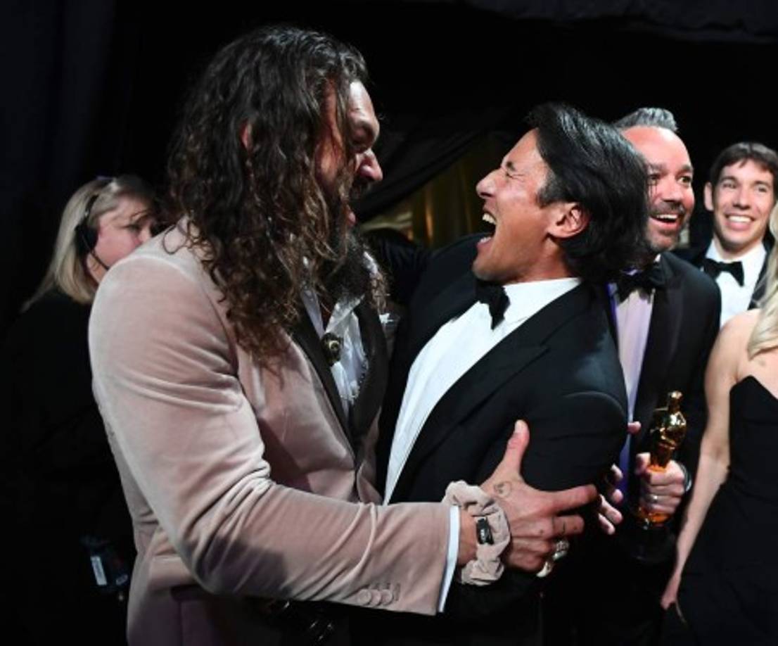 Jimmy Chin de 'Free Solo' no podía con la gran emoción al recibir su estatuilla como mejor documental y se fundió en un abrazo con el actor Jason Momoa.