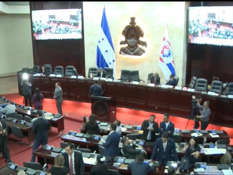 La sesión del Congreso inició a las 5:45 pm