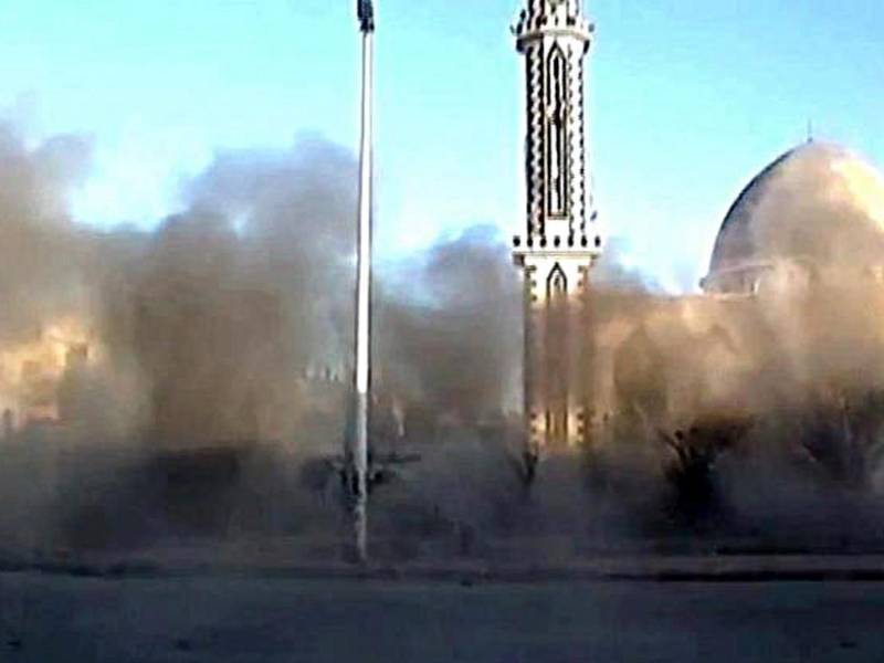 Una foto muestra como el humo envuelve una mezquita del barrio de Bab Amr, en Homs (Siria).