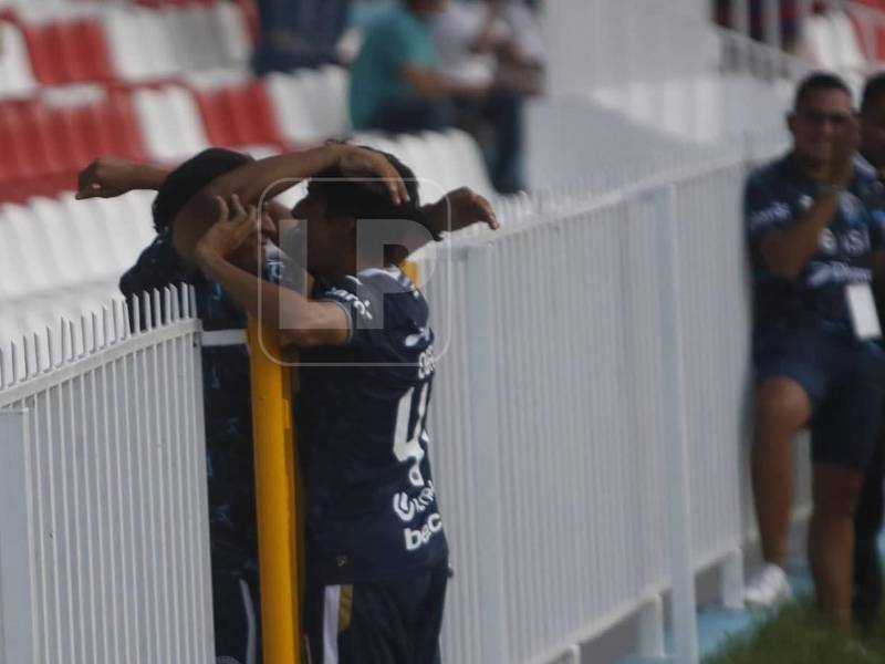 Lindo momento: El ‘Nenito Obando’ se estrena con gol en Liga Nacional y lo celebra con su papá