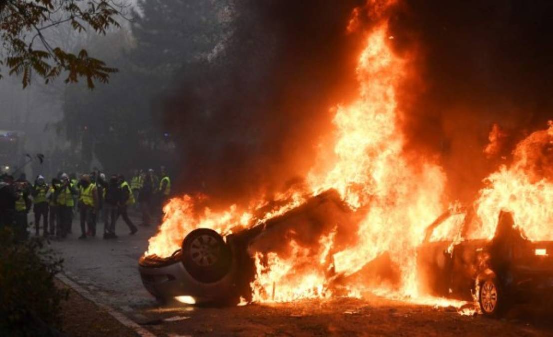 'En los Campos Elíseos hay comercios de millonarios, grandes marcas, nosotros somos pequeños comerciantes, no pensábamos que nos encontraríamos durante horas sin ninguna protección en una situación así', lamenta Frédéric Perrier, propietario de una tienda de accesorios de motos en la Avenida de la Grande-Armée.