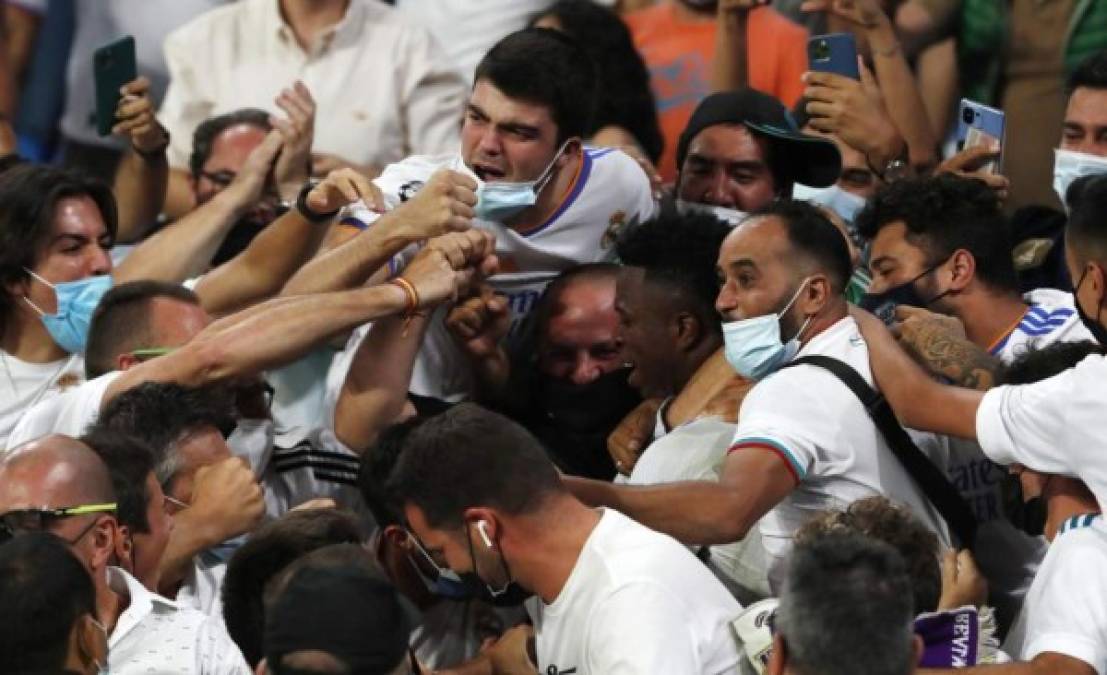 Vinicius enloqueció y se metió en la grada entre los aficionados madristas para festejar su cuarto gol de la temporada.