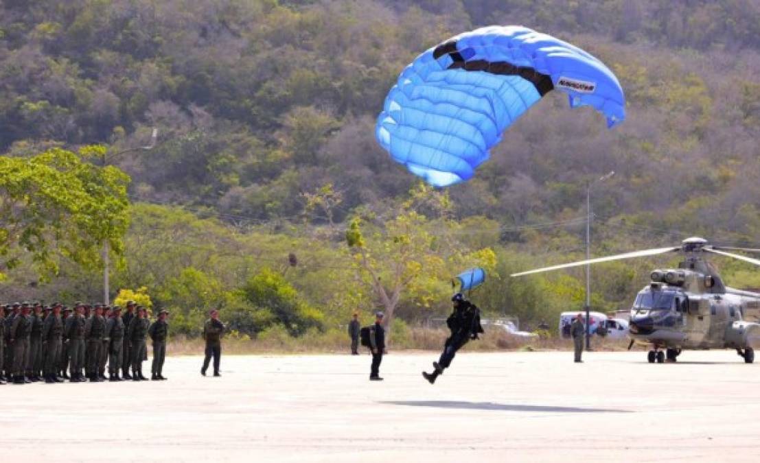 Las Fuerzas Armadas de Venezuela han exhibido las habilidades de las diferentes unidades del Ejército luego de que el joven opositor, Juan Guaidó, se declarara presidente interino del país caribeño al declarar el segundo mandato de Maduro como ilegítimo.