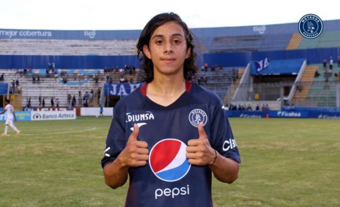 El joven de 17 años estaba contento por debutar en la Liga Nacional con el Motagua, el equipo en el que también inicio su padre César 'Nene' Obando.