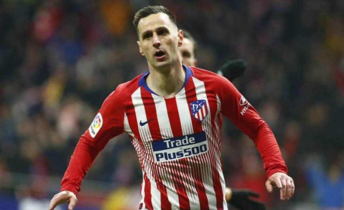 El Fenerbahçe ha pensado en Nikola Kalinic como opción para reforzar el ataque, según publica el diario turco Fanatik en su edición de este miércoles. El delantero del Atlético de Madrid ha sido ofrecido por 15 millones de euros. La decisión final está en manos de Ersun Yanal, entrenador del Fenerbahçe.