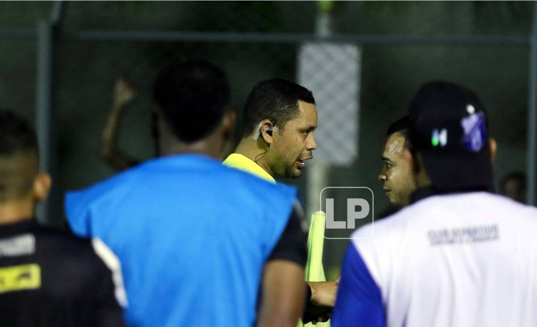 Selvin Brown hablando con su asistente Juan Carlos Otero antes de invalidar el gol del Honduras Progreso por una falta sobre el portero de la UPN, Bryan Cruz.