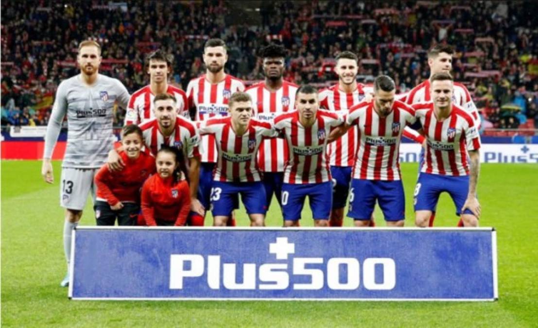 El 11 titular del Atlético de Madrid posando antes del partido contra el Barcelona.