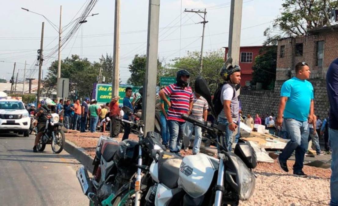 Miembros del Cuerpo de Bomberos informaron del rescate de Henry Castellanos que sería el conductor del automotor que ocasionó la brutal colisión.