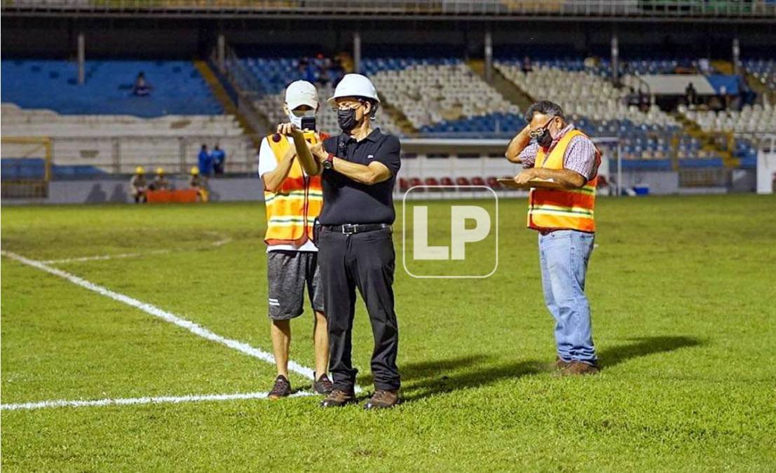 Varias personas revisaron el estadio Morazán antes del partido para ver si estaba en condiciones para jugar.