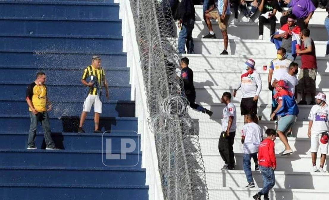 Antes del inicio del partido, aficionados de Real España y Olimpia protagonizaron una pelea lanzándose cosas.