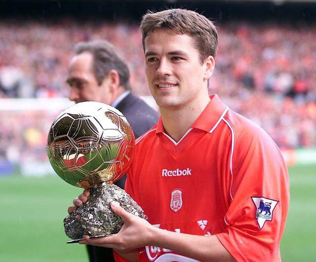 Michael Owen es un exfutbolista inglés. Ganó el Balón de Oro en 2001, imponiéndose en la votación final a Raúl González y Oliver Kahn, lo que lo convirtió en el segundo jugador más joven en conseguir este premio.