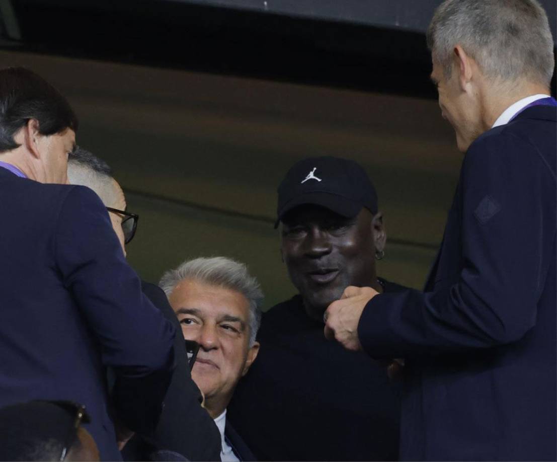 Joan Laporta, presidente del FC Barcelona, aprovechó para tomarse una foto con Michael Jordan en el palco del Estadio Luis II.