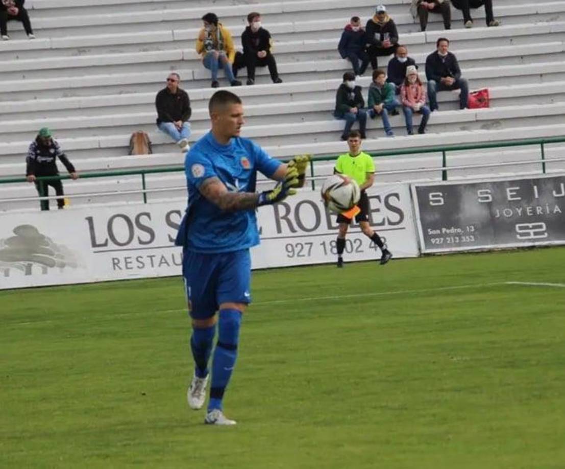 Nikita Fedotov es un joven de 21 años que ha decidido dejar el fútbol profesional para defender a Ucrania de la invasión que está sufriendo por parte de Rusia. 