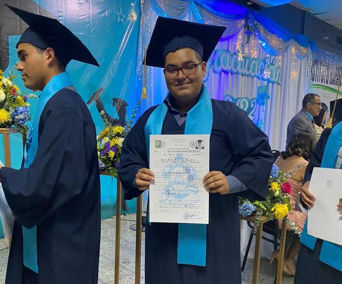 Los estudiantes egresados con el mejor índice académico fueron honrados con una medalla por su buen desempeño en su vida estudiantil. 