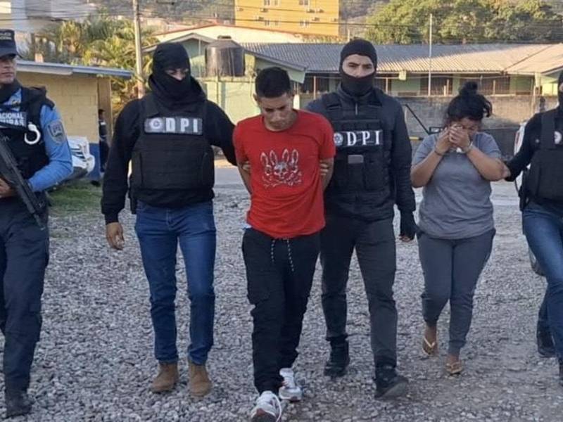 Momento en que Rony Hernández y a Lastenia López desde Cucuyagua a la jefatura policial de Santa Rosa de Copán.