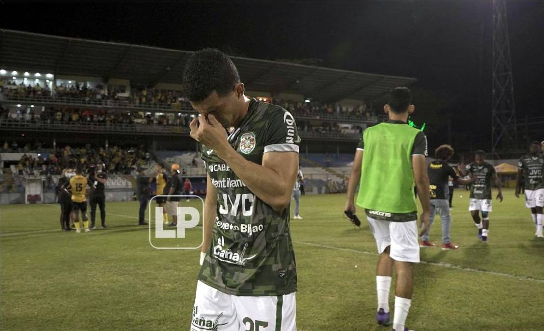 El jugador Víctor Berríos terminó muy triste por la eliminación del Marathón en semifinales.