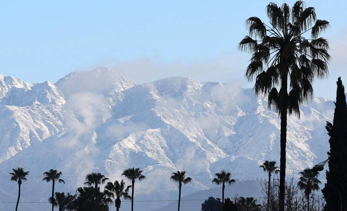 Hay condiciones peligrosas y potencialmente fatales debido a la <b>nieve</b> en las carreteras de montañas, desiertos y colinas en el sur de California”, dijo el Servicio Meteorológico Nacional (NWS, en inglés).