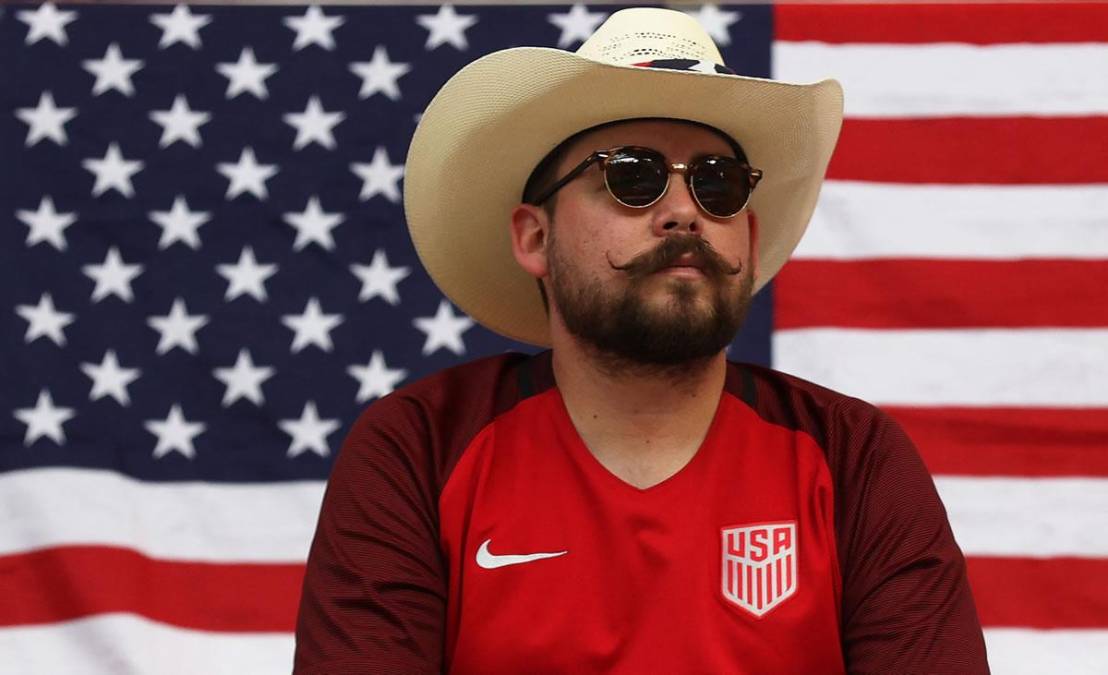Este aficionado estadounidense optó por vestirse como vaquero con la camiseta de su selección.