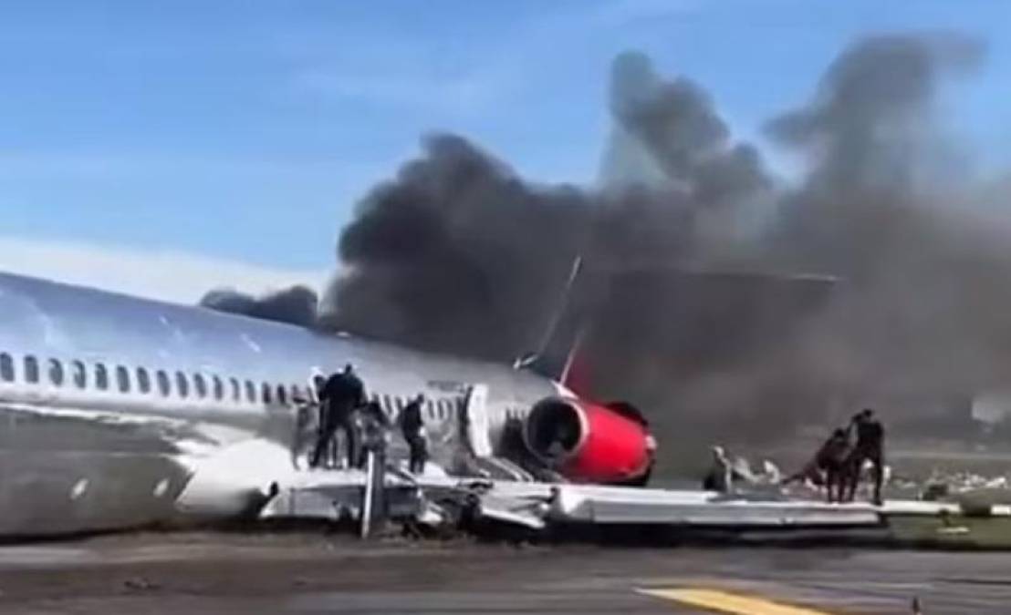 Un vídeo muestra a las personas evacuadas del avión, un McDonnell Douglas MD-82, torcido en la pista con el morro doblado mientras sale un espeso humo negro del fuselaje. 