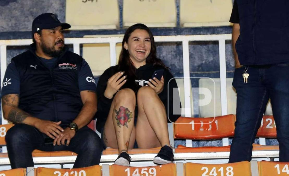 Cedelia Varela disfrutó asistir al estadio Nacional y llegó vestiada con una sudadera del Monterrey de México.