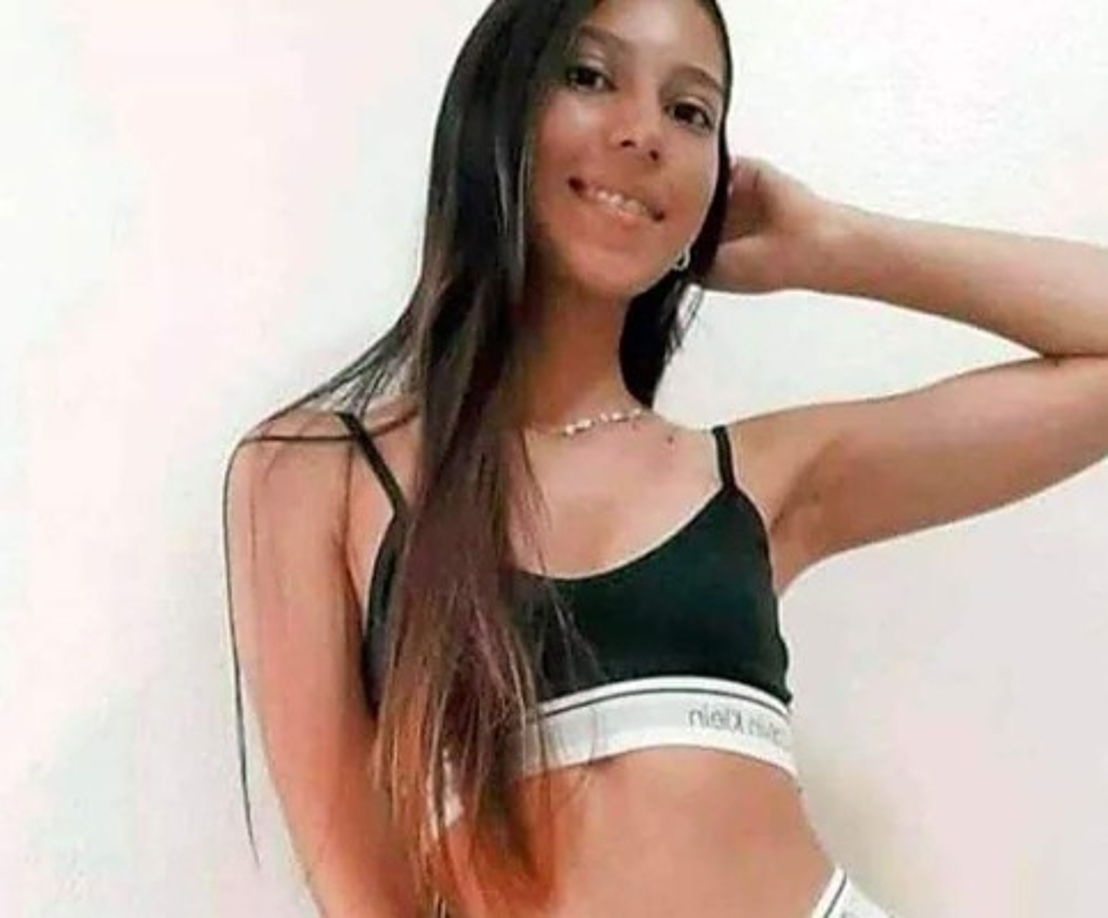 Tras la fuerte discusión, Naim la empujó por las escaleras. Luego de confirmar que estaba muerta, la envolvió en una sábana y puso su cuerpo en una parrilla para intentar quemarlo.