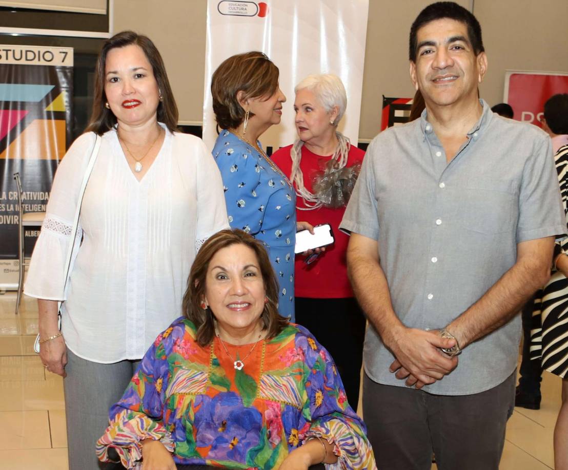 Karina Argueta con Carolina Verdial y Edwin Argueta. 