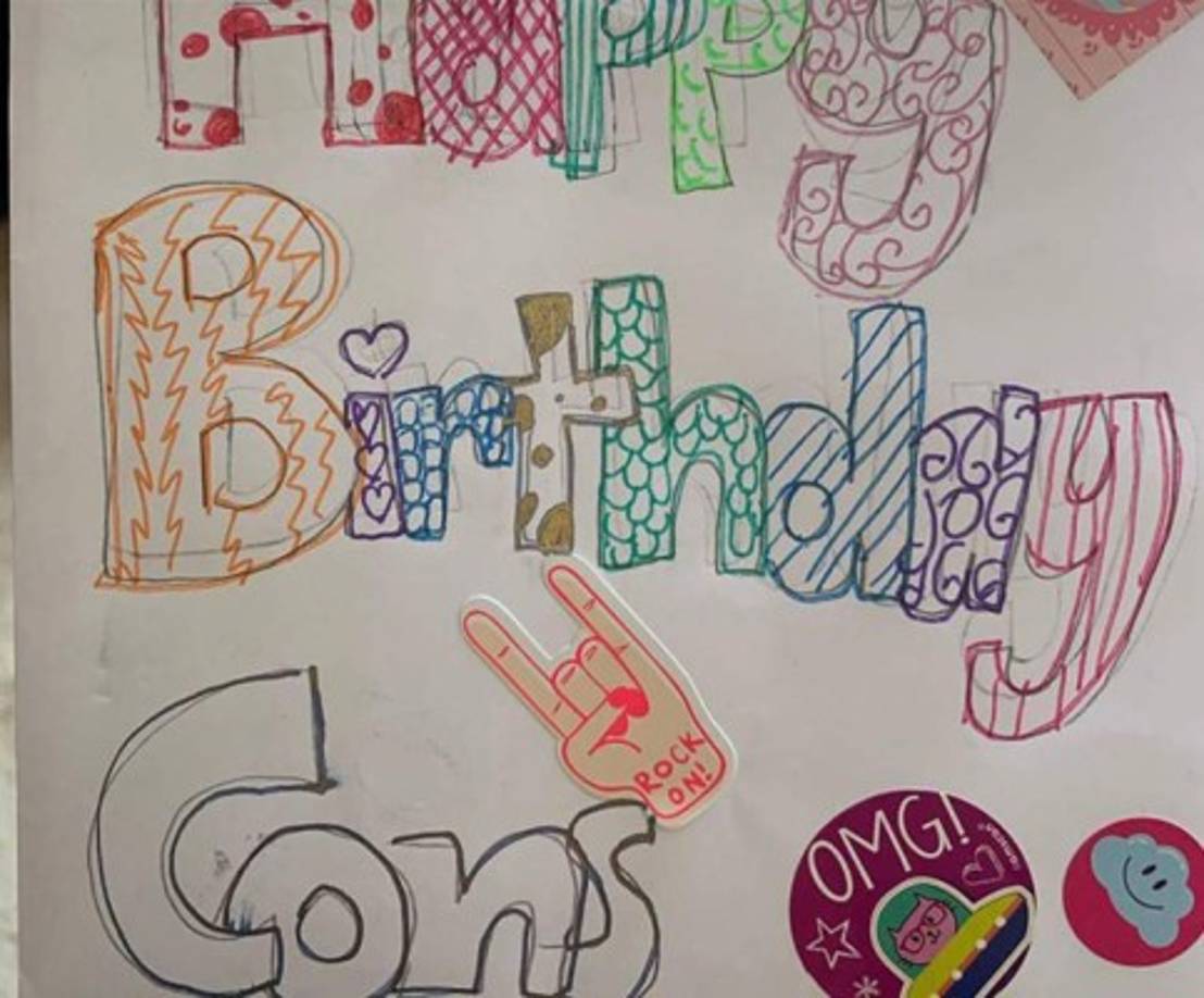 Sus hermanas menores le regalaron tarjetas hechas a mano con mensajes llenos de cariño.