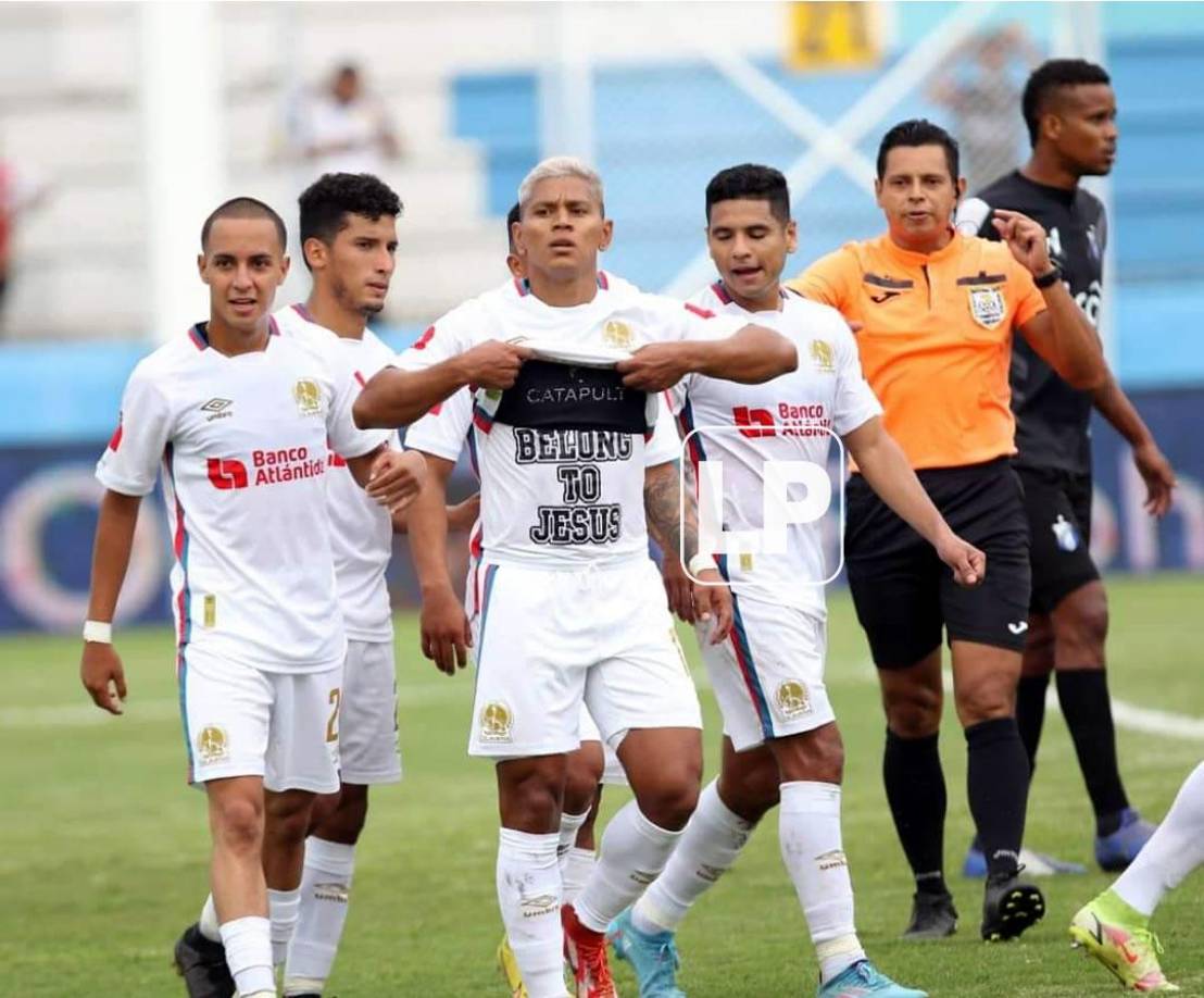 Brayan Moya marcó el penal para poner a ganar a Olimpia y se levantó la camiseta para mostrar un mensaje.