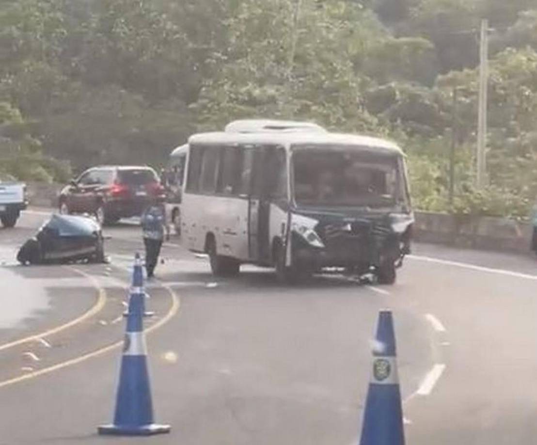 En imagen el autobús que participó en el trágico accidente. 