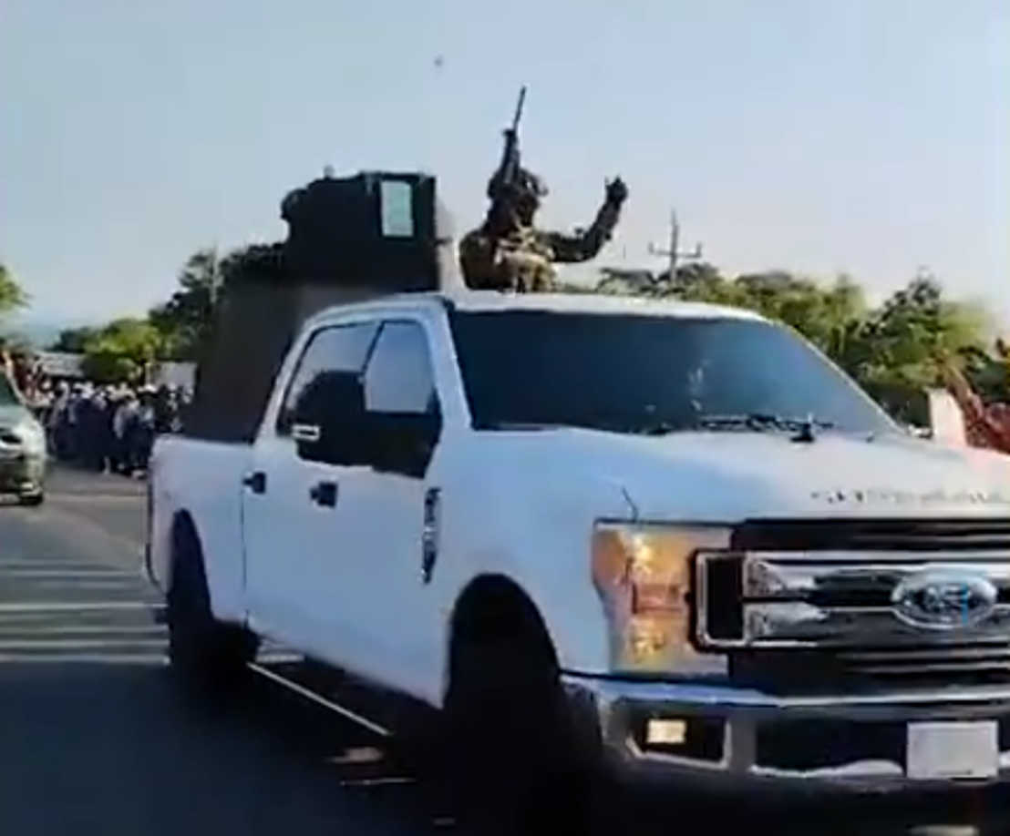 “¡Puro Sinaloa!” Convoy de sicarios presume potentes armas en desfile