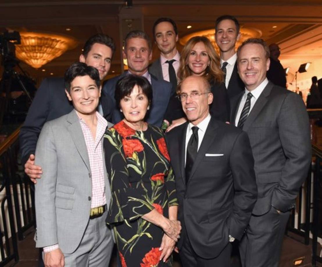 Los actores y actrices posan con los ganadores.