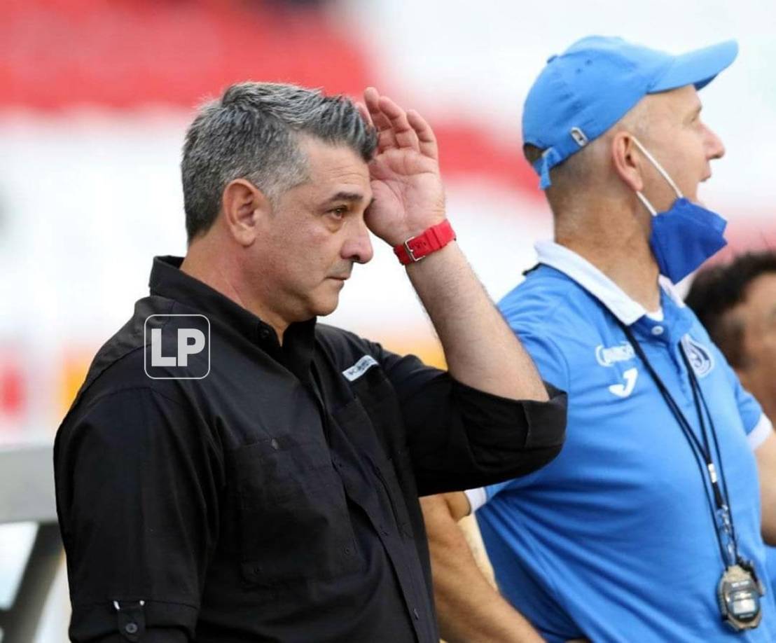 El entrenador argentino fue captado llorando, muy emocionado, tras el gol de Roberto Moreira.